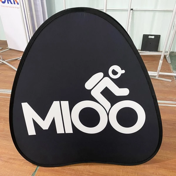 Mengapa Spanduk Pop Up Segitiga Menjadi Alat Iklan Luar Ruangan Paling Efektif untuk Acara dan Promosi